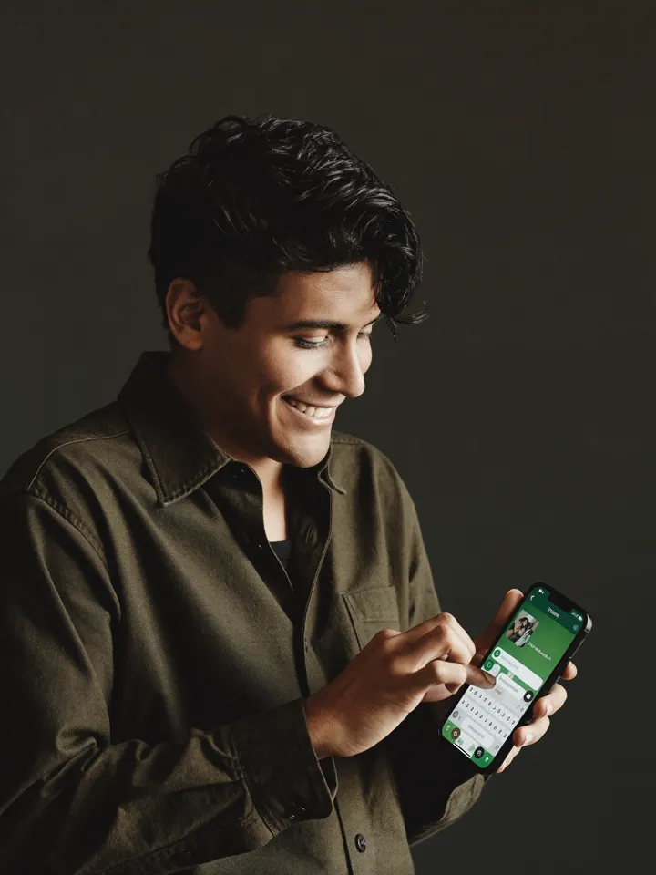 Vendedor revisando en su celular un cliente que le derivaron